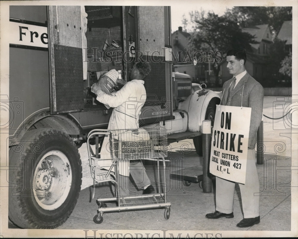 1952 Press Photo Fisher Bros store meat supplies &amp; picket Tony Troiani - Historic Images