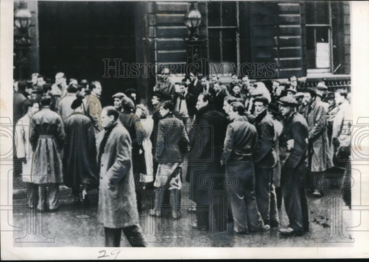1950 Press Photo LONDON CROWD OUTSIDE BOW ST MAGISTRATES COURT - Historic Images