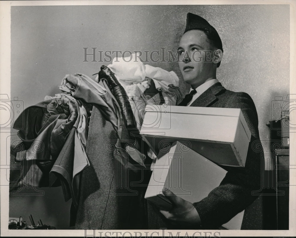 1940 Press Photo Private Granville Schuch receives wardrobe from Quartermaster - Historic Images