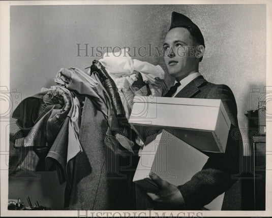 1940 Press Photo Private Granville Schuch receives wardrobe from Quartermaster - Historic Images