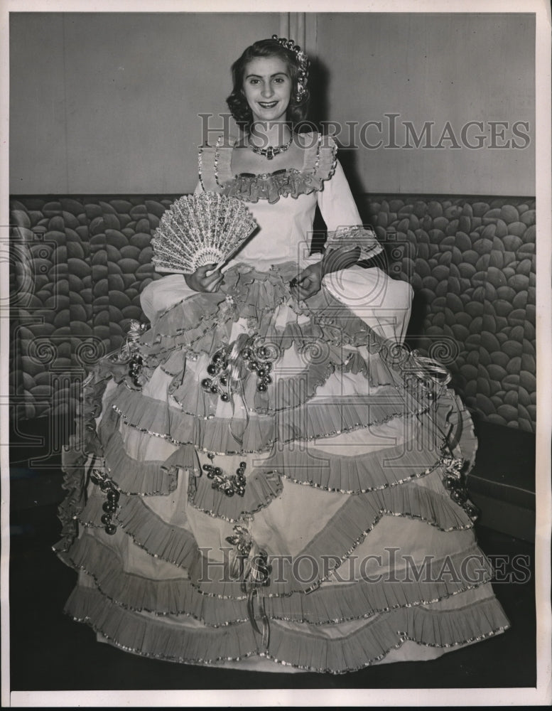 1940 Press Photo Beaux Arts ball in NYC Nancy D Martin debutante - Historic Images