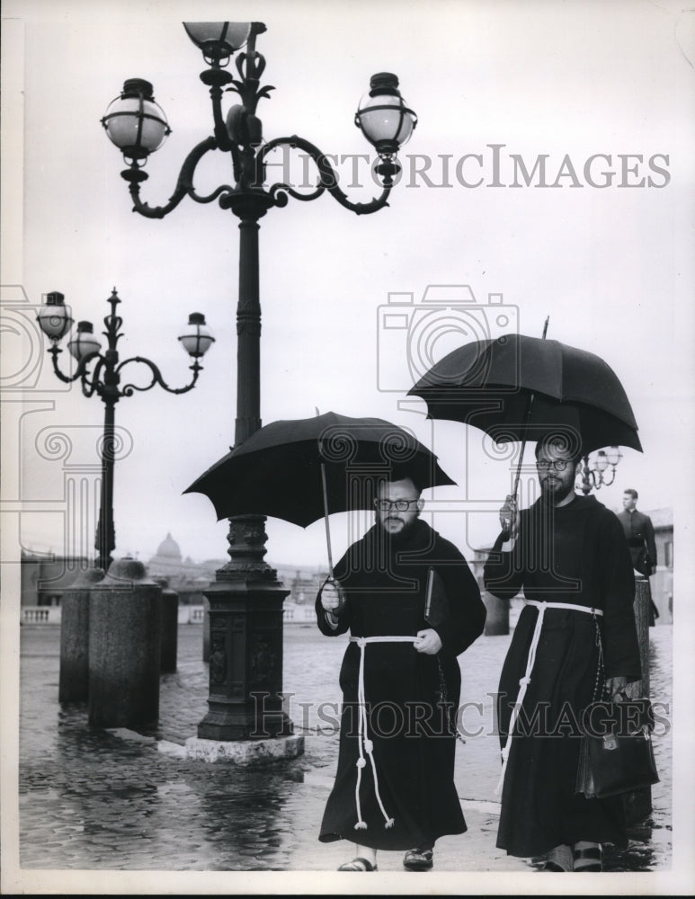 1958 Press Photo Monks strolling through the rain in Rome - nec87386 - Historic Images