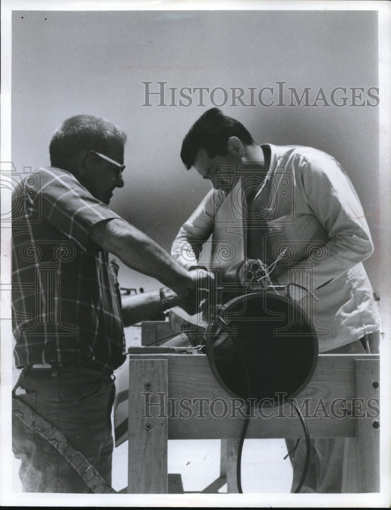 1945 Press Photo Philco Corp FFAR rockets installed By C Hoskins, G Cook-Historic Images