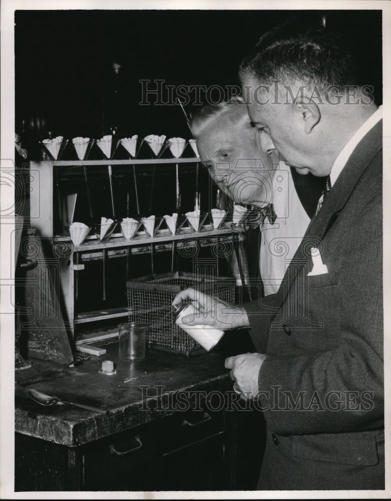 1952 Press Photo Dr HJ Knapp &amp; EB Buchanan - Historic Images