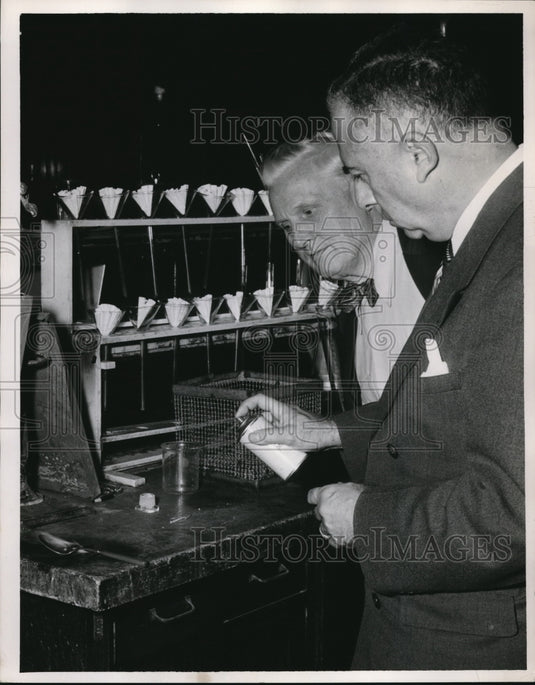 1952 Press Photo Dr HJ Knapp & EB Buchanan - Historic Images