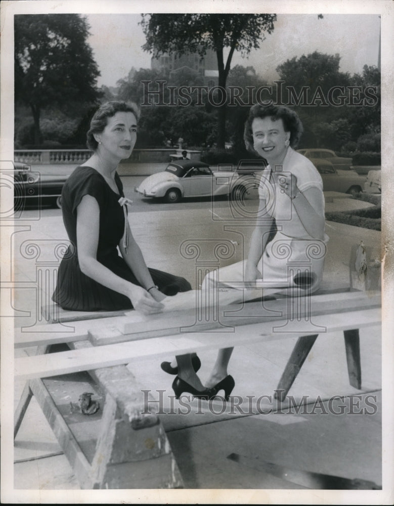 1955 Press Photo Mrs. Howard Hollis, Mrs. Oliver Weber Jr. in Cleveland - Historic Images