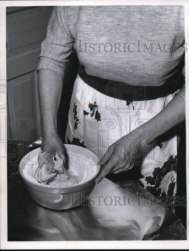 1961 Press Photo Nell Smith demonstrating how to make buttermilk biscuits-Historic Images