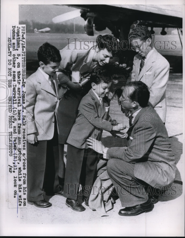 1955 Press Photo NYC Dr Jonas Salk, nurses &amp; Joanne E Stewart - Historic Images