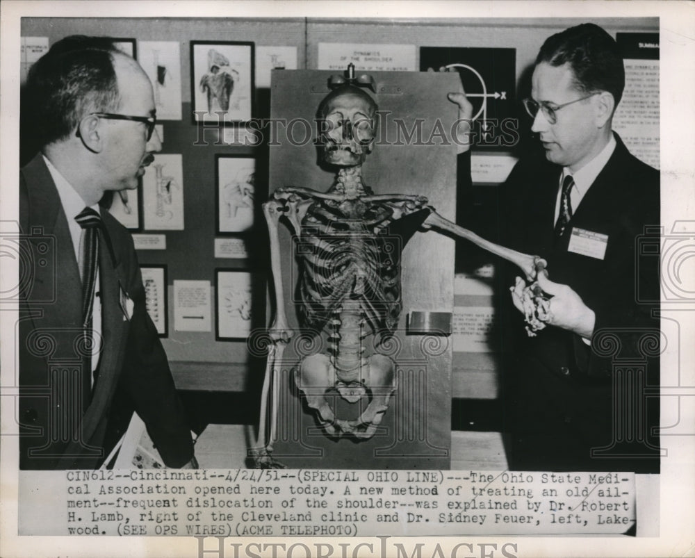 1951 Press Photo Cinncinati Ohio Dr Rbt H Lamb, Dr Sidney Feuer &amp; a skeleton - Historic Images