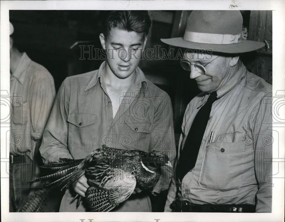 1945 Press Photo Cock phesant from China arrives in US for Washington state - Historic Images