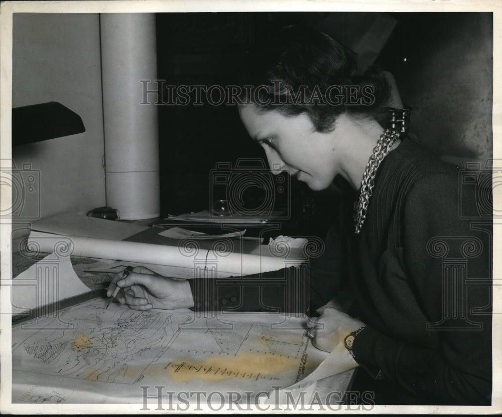 1943 Press Photo Lois Schoenever edits geological maps in DC - Historic Images