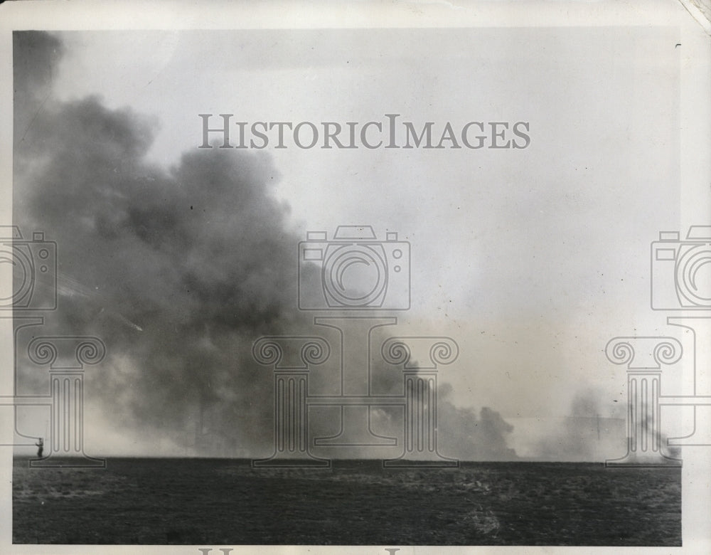 1933 Fire burning at oil refinery near LA, Calif after explosion - Historic Images