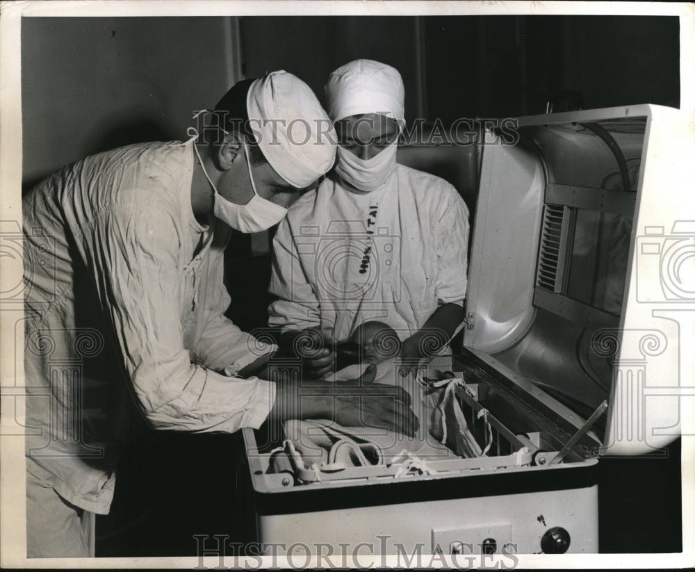 1950 Press Photo Ensign Margaret Barrow &amp; Bill Vandiver with premie baby - Historic Images