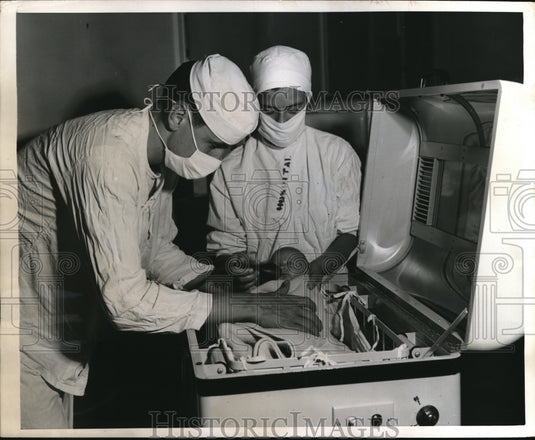 1950 Press Photo Ensign Margaret Barrow & Bill Vandiver with premie baby - Historic Images