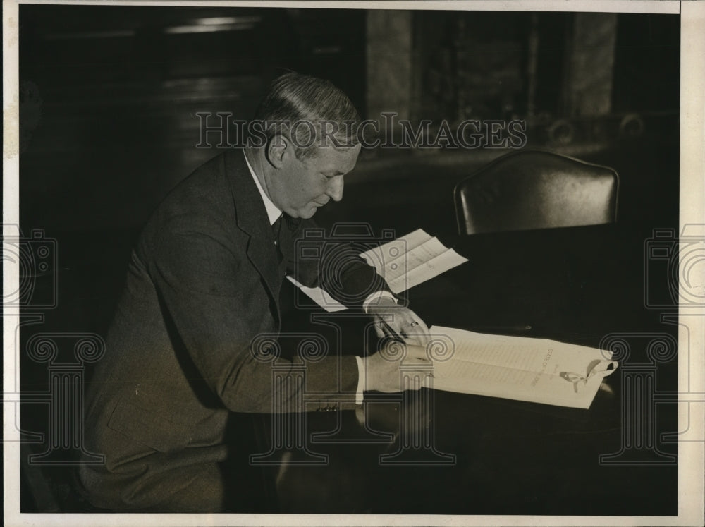 1932 Press Photo Gov. A. Harry Moore signs bill authorizing a reward of $25,000 - Historic Images