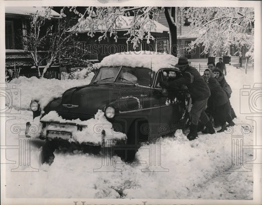 1954 Press Photo Pushing car out of snow - Historic Images