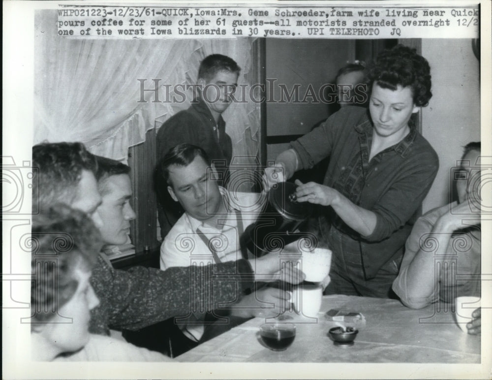 1961 Quick Iowa Mrs Gene Schroeder pours coffee for stranded guests - Historic Images