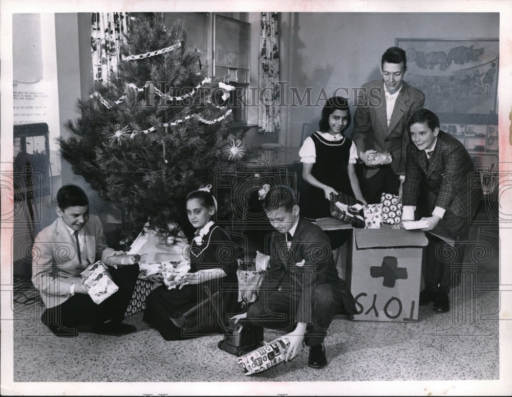 1960 Press Photo Garfield School children decorate for christmas - Historic Images