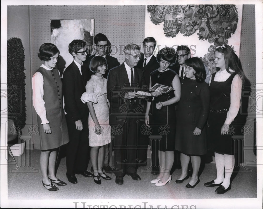 1967 Press Photo Cleveland Board of Education presenting membership awards - Historic Images