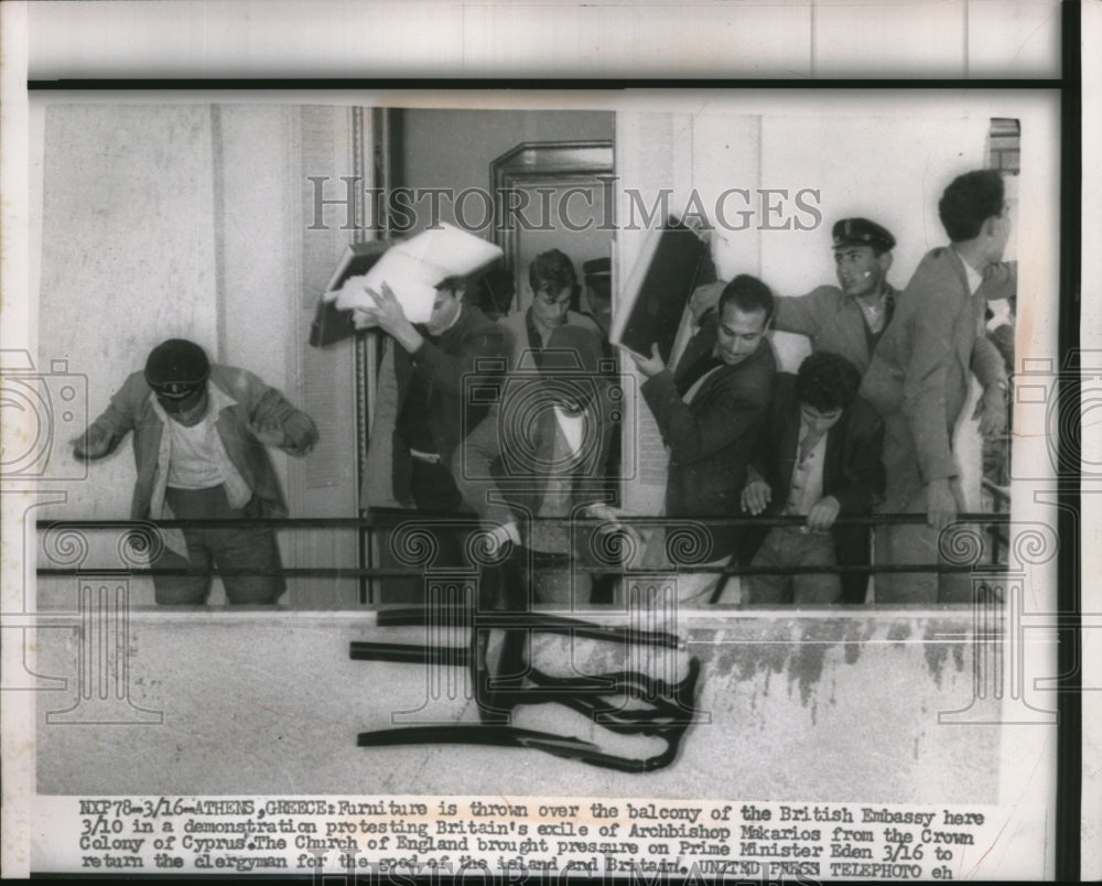 Press Photo Furniture Thrown Over Balcony of British Embassy in Protest - Historic Images