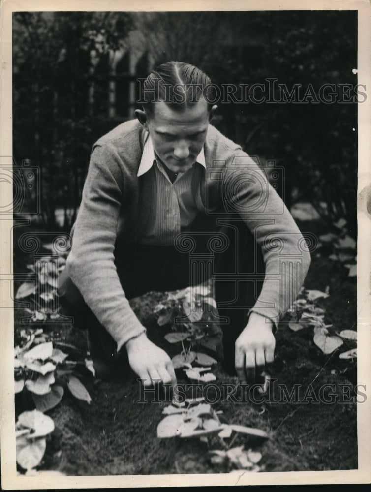 1927 Press Photo John Cuirka working in garden - Historic Images