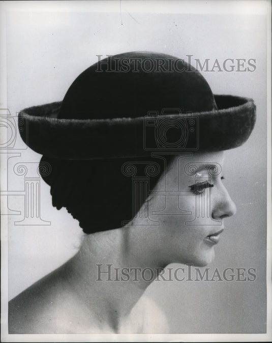 1959 Press Photo Canessa does an exotic Sombrero in Vivid Blue Felt - Historic Images