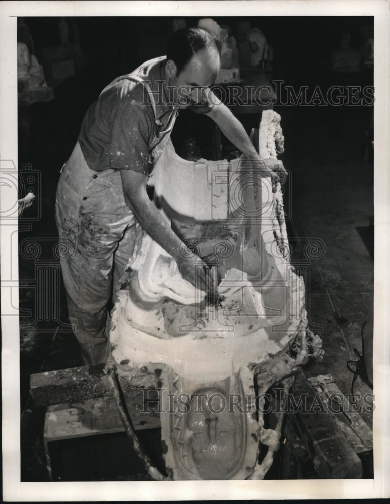 1940 Mold Removed From Clay Statue - Historic Images