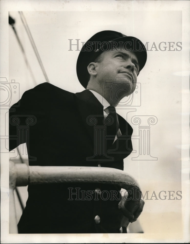 1940 Press Photo Commander Boward H. Smith of the Coast Guard Outer Chelan - Historic Images