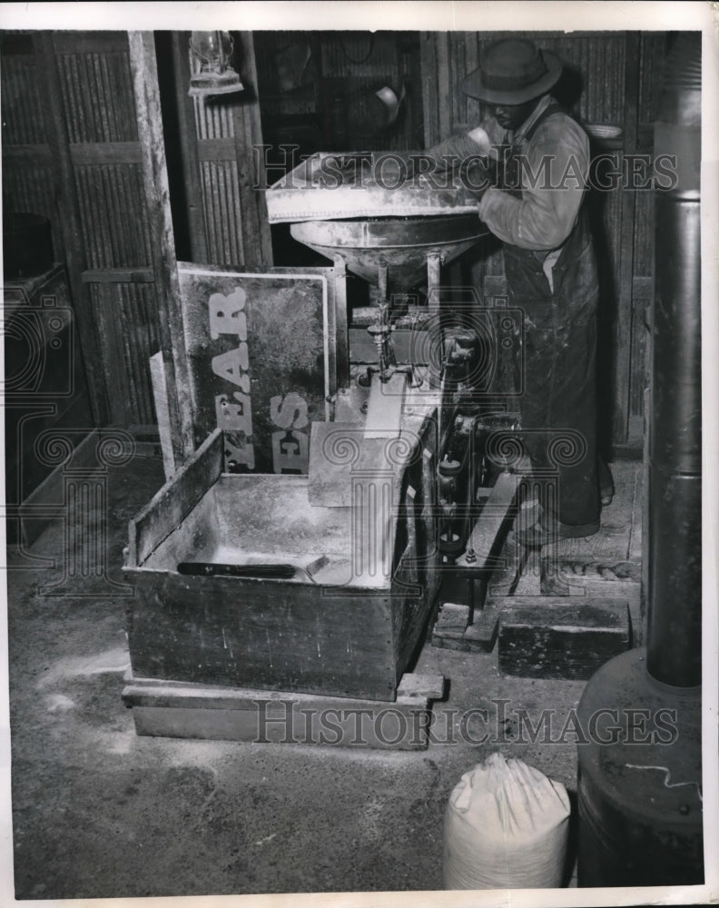 1949 Press Photo Weber store attendant pours corn In grinding mill - Historic Images