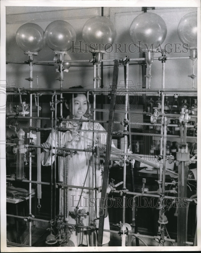 1958 Press Photo Fu Tai Tuan at National Taiwan Univ chemistry labs - Historic Images