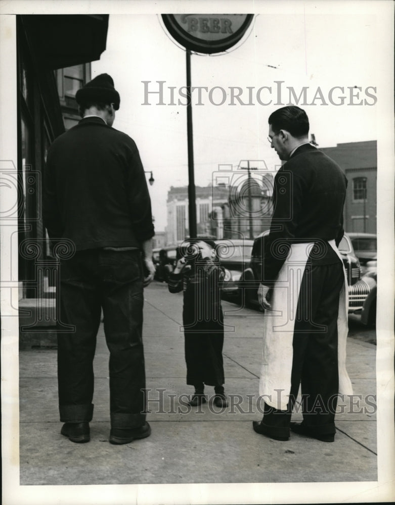 1941 Press Photo A young boy serenades local grocer &amp; gets some lollipops-Historic Images