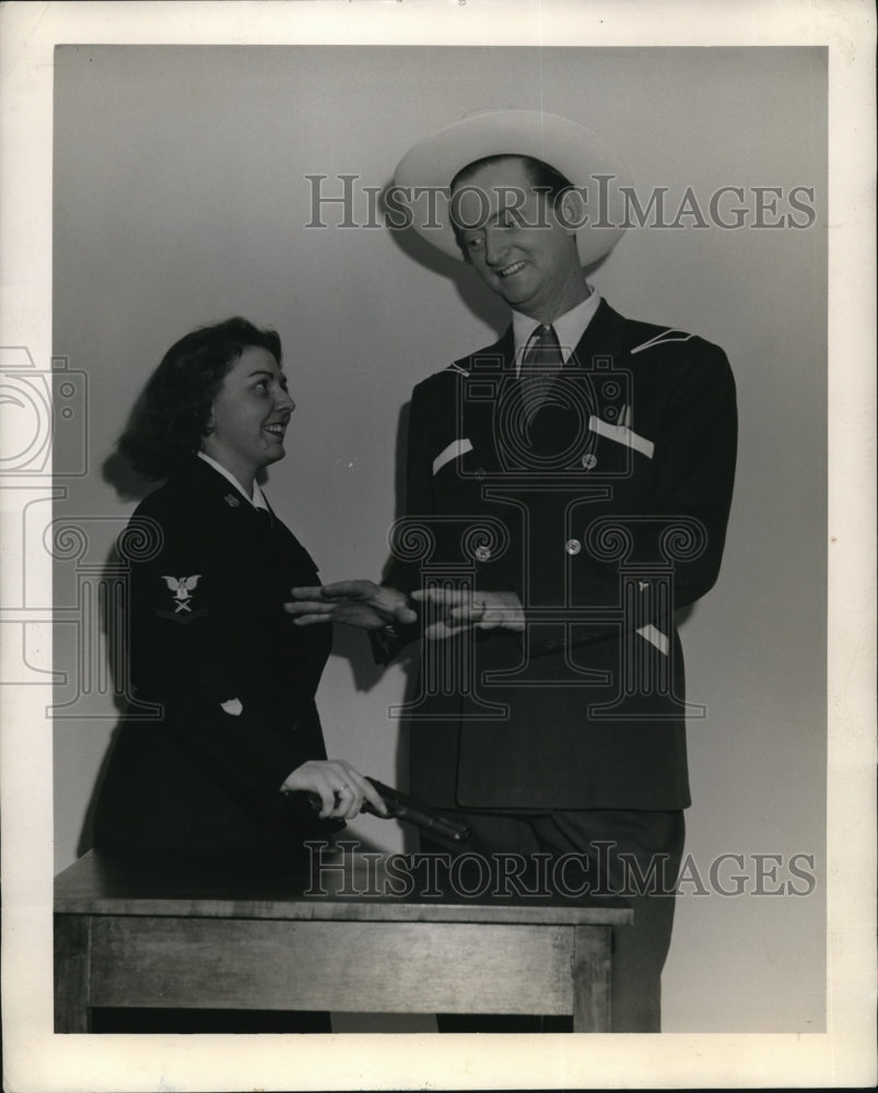 1943 Press Photo Al Dexter song author Pistol Packin&#39; Mama &amp; SPAR D Douthitt-Historic Images