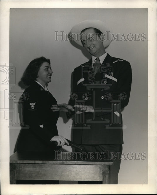 1943 Press Photo Al Dexter song author Pistol Packin' Mama & SPAR D Douthitt-Historic Images