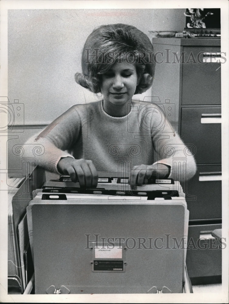 Press Photo Marcia Hartman of North Royalton city hall finance departm