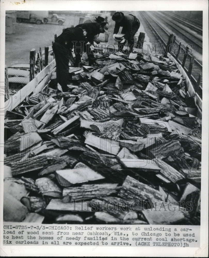 1950 Press Photo Chicago Relief workers unload firewood during coal shortage - Historic Images