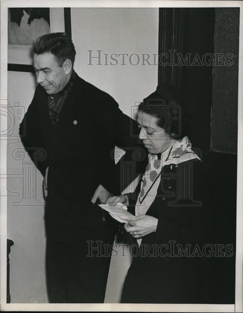 1938 Press Photo Mr &amp; Mrs Hans Aulie at a office building - Historic Images