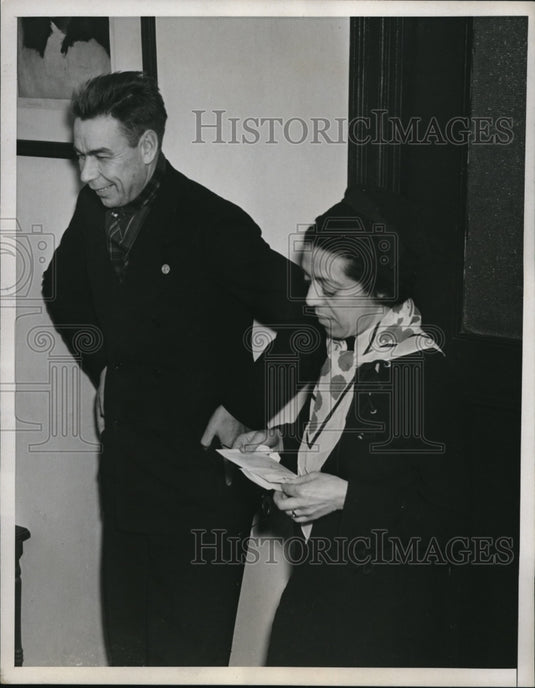 1938 Press Photo Mr & Mrs Hans Aulie at a office building - Historic Images