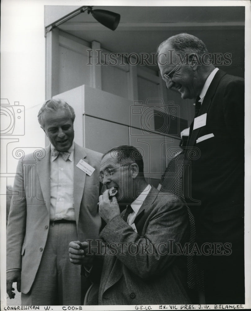 1955 Press Photo Clinton Anderson eats burger cooked by Atomic power in NY-Historic Images