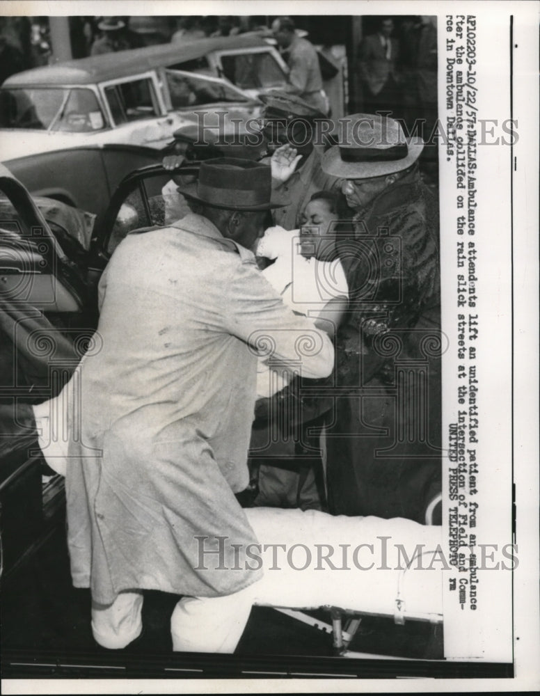 1957 Press Photo Dallas Texas ambulance attendants load patirnt at auto accident - Historic Images