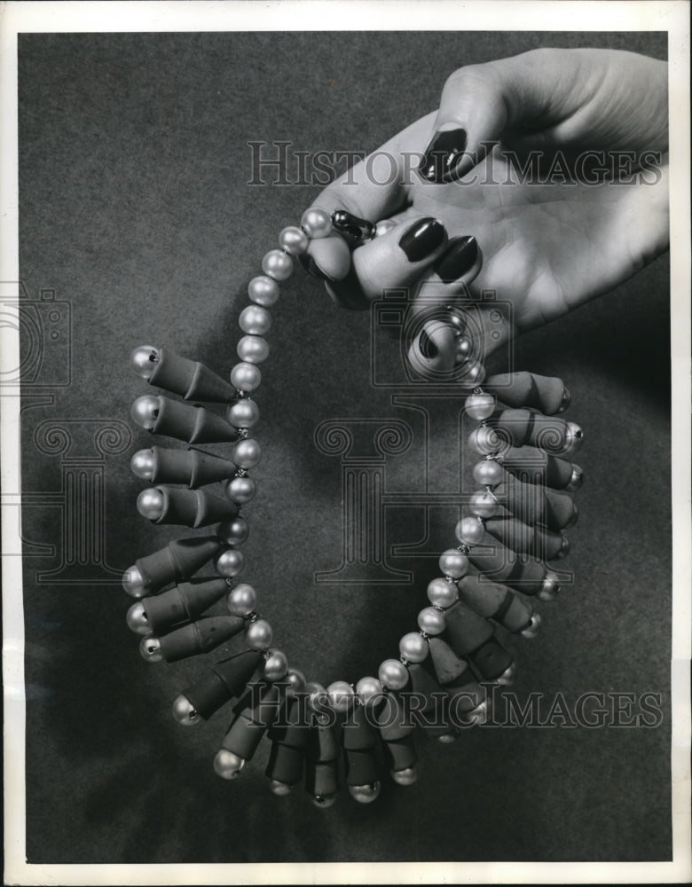 1941 Press Photo Artificial parls &amp; pencil erasers necklace - Historic Images