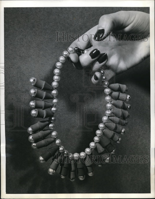 1941 Press Photo Artificial parls & pencil erasers necklace - Historic Images