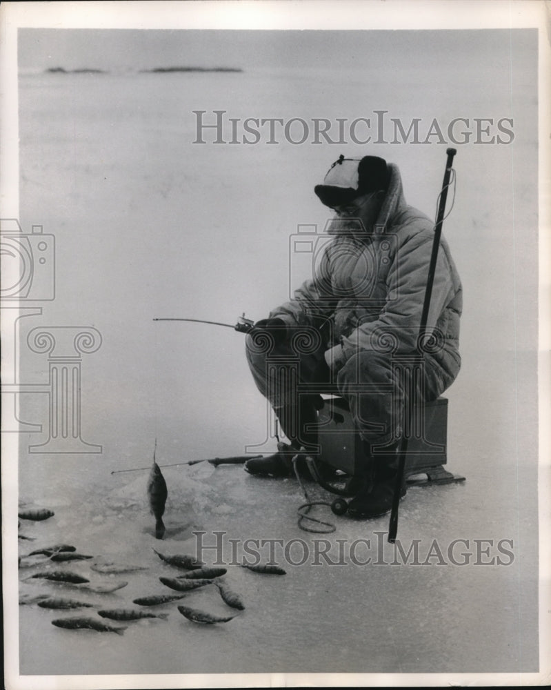 1948 Press Photo Ex-Memphis Airlines Executive Bruce Braun uses Russian hook - Historic Images