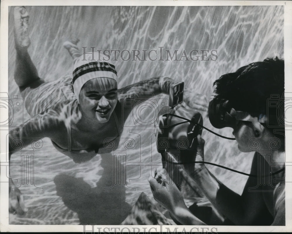 1959 Press Photo A photographer &amp; a mermaid swimmer in Florida - nec88192 - Historic Images