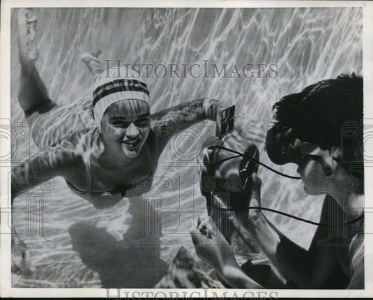 1959 Press Photo A photographer & a mermaid swimmer in Florida - nec88192 - Historic Images