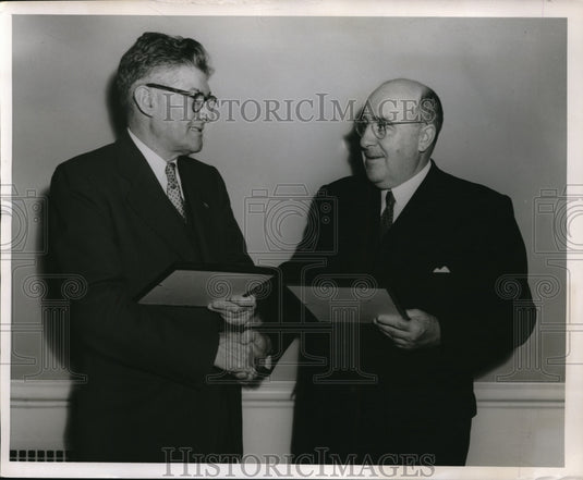1950 Press Photo American Petroleum Institute Dr W B Hart & Dr Rbt Wilson - Historic Images