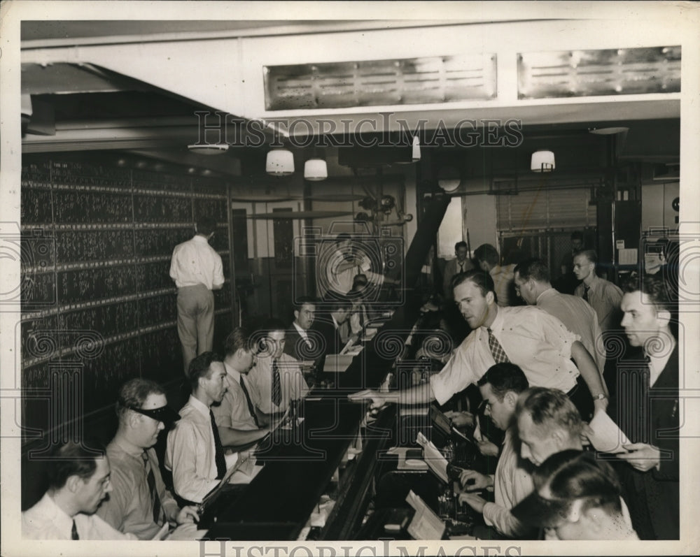 1937 Press Photo Wire table operators take orders from around the country NYSE - Historic Images