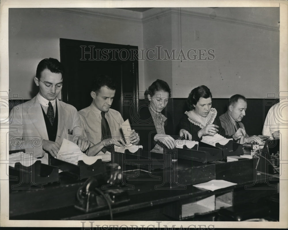 1937 Press Photo NYSE order takers at work at the wire table - Historic Images