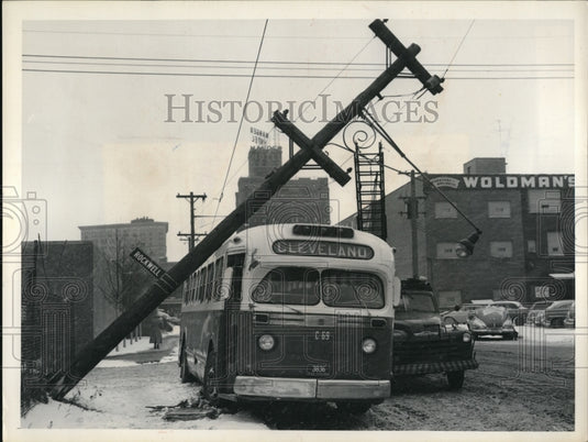 1955 Press Photo Cleveland bus is hit by electrical pole - Historic Images