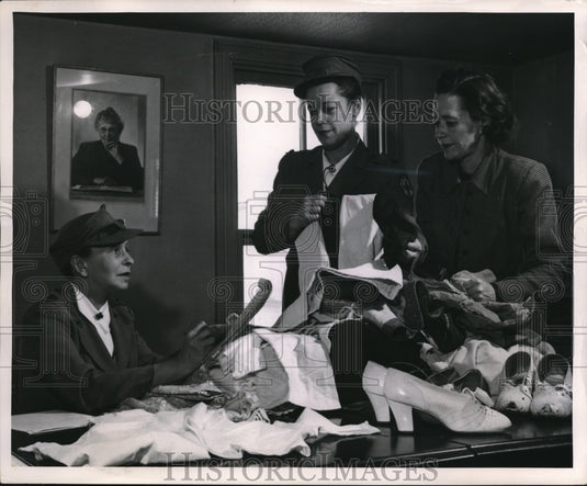 1949 Press Photo Fairfax County chapter of Red Cross examines donated clothes-Historic Images