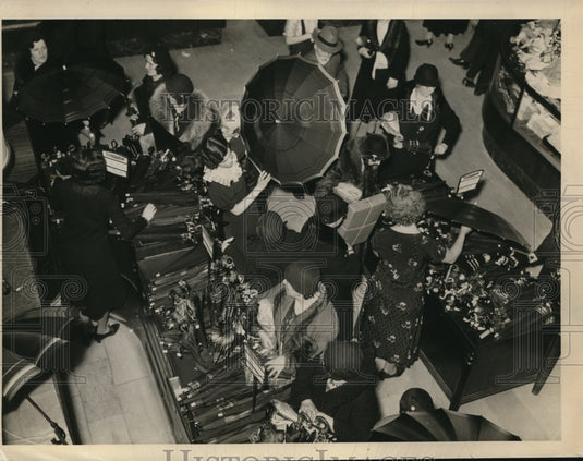 1933 Press Photo Women at a Cleveland area shop look at umbrellas - Historic Images